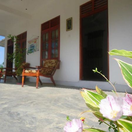 Yoho Blue Lotus Guest Mirissa Hotel Bagian luar foto