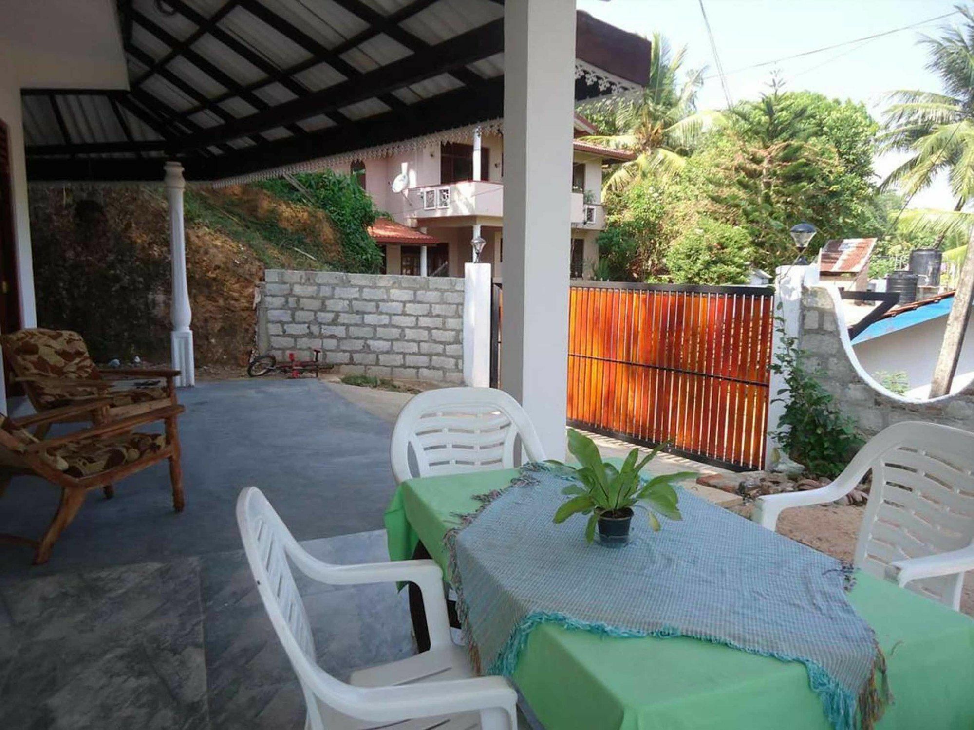Yoho Blue Lotus Guest Mirissa Hotel Bagian luar foto