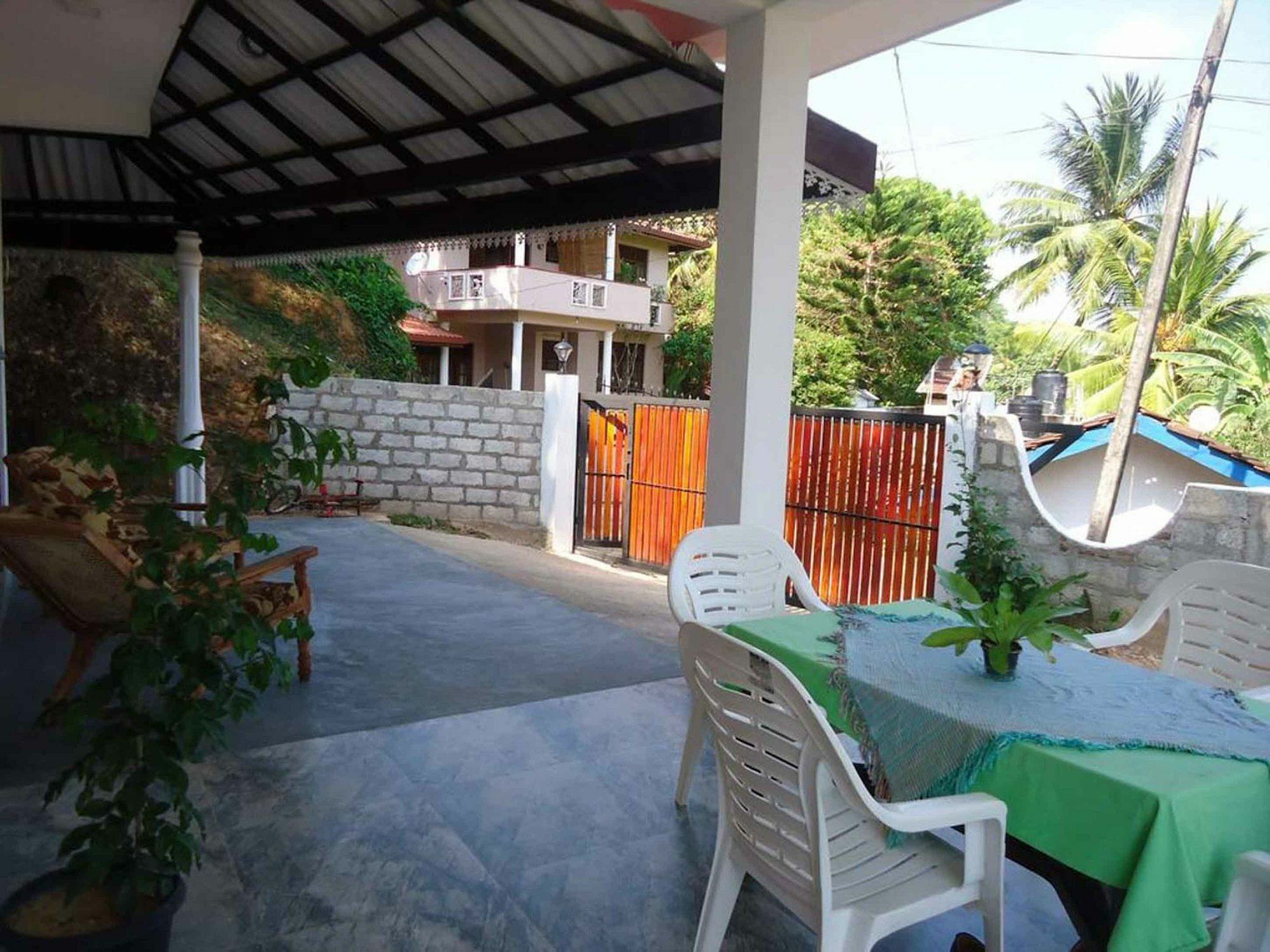 Yoho Blue Lotus Guest Mirissa Hotel Bagian luar foto